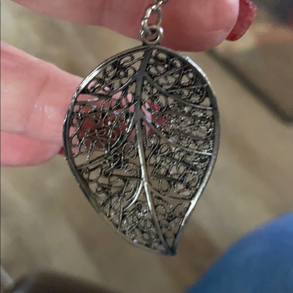 Pair of leaf look earrings in silver ! - Picture 3 of 3